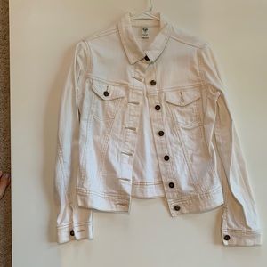 Womens white denim jacket. Size medium.